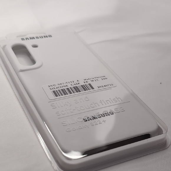 Samsung Galaxy S22+ Soft White Silicone Cover - Picture 4 of 4